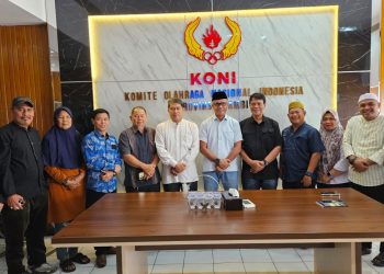 Ketua Umum KONI Provinsi Jambi AKBP Mat Sanusi (tengah) bersama jajaran Pengprov Forki Jambi usai audiensi di Kantor KONI Jambi, Jumat (28/2). (Dok, Daus)