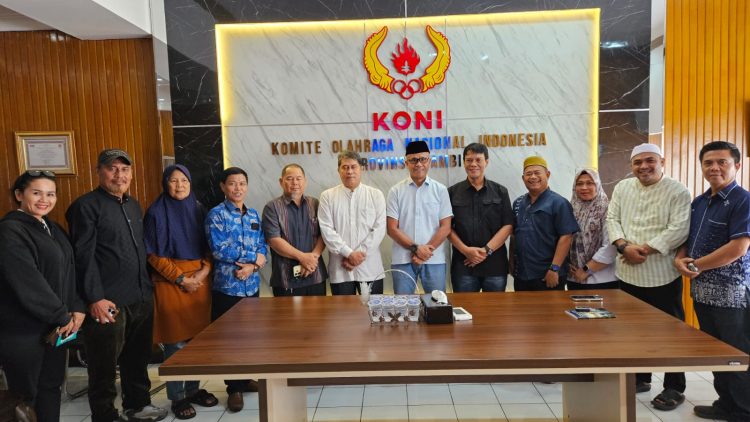 Ketua Umum KONI Provinsi Jambi AKBP Mat Sanusi (tengah) bersama jajaran Pengprov Forki Jambi usai audiensi di Kantor KONI Jambi, Jumat (28/2). (Dok, Daus)