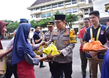 Wakapolda Jambi Brigjen Pol. B. Ali didampingi pejabat utama menyerahkan paket takjil dan sembako kepada warga di Lapangan Mapolda Jambi, Jumat (27/2/2026), (Dok. Nahar)