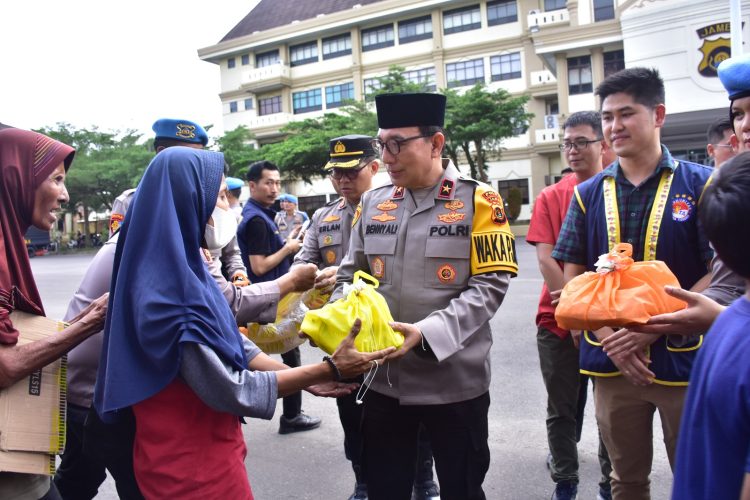 Wakapolda Jambi Brigjen Pol. B. Ali didampingi pejabat utama menyerahkan paket takjil dan sembako kepada warga di Lapangan Mapolda Jambi, Jumat (27/2/2026), (Dok. Nahar)
