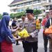 Wakapolda Jambi Brigjen Pol. B. Ali didampingi pejabat utama menyerahkan paket takjil dan sembako kepada warga di Lapangan Mapolda Jambi, Jumat (27/2/2026), (Dok. Nahar)