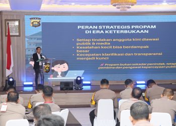 Ketua Persatuan Wartawan Indonesia (PWI) Kota Jambi, Irwansyah, menjadi narasumber dalamRakernis  Bidpropam Polda Jambi Tahun Anggaran 2026 di Aula Lantai 3 Gedung Siginjai, Jumat (27/2/2026). (Dok. Humas)