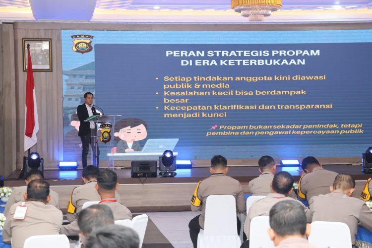 Ketua Persatuan Wartawan Indonesia (PWI) Kota Jambi, Irwansyah, menjadi narasumber dalamRakernis Bidpropam Polda Jambi Tahun Anggaran 2026 di Aula Lantai 3 Gedung Siginjai, Jumat (27/2/2026). (Dok. Humas)