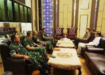 Danrem 042/Gapu Kolonel Inf Nyamin, S.I.P., M.M., didampingi para PJU Korem 042/Gapu saat bersilaturahmi dengan Ketua DPRD Provinsi Jambi M. Hafiz Fattah di Kantor DPRD Provinsi Jambi, Jumat (27/2/2026) (Dok. Nahar)