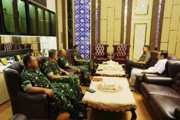 Danrem 042/Gapu Kolonel Inf Nyamin, S.I.P., M.M., didampingi para PJU Korem 042/Gapu saat bersilaturahmi dengan Ketua DPRD Provinsi Jambi M. Hafiz Fattah di Kantor DPRD Provinsi Jambi, Jumat (27/2/2026) (Dok. Nahar)