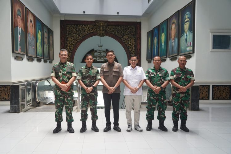 Ketua DPRD Provinsi Jambi M. Hafiz Fattah menerima kunjungan silaturahmi Danrem 042/Gapu Kolonel Inf Nyamin, S.I.P., M.M., di Kantor DPRD Provinsi Jambi, Jumat (27/2/2026) (Dok. Nahar)
