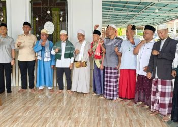 Gubernur Jambi Al Haris didampingi Bupati Sarolangun Hurmin dan Wakil Bupati Gerry berfoto bersama tokoh masyarakat usai meresmikan Jalan Simpang Pelawan–Batang Asai sepanjang 88 kilometer di Kecamatan Batang Asai, Kabupaten Sarolangun, Jumat (27/2/2026). (Dok. Erit)