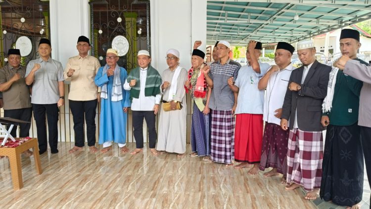 Gubernur Jambi Al Haris didampingi Bupati Sarolangun Hurmin dan Wakil Bupati Gerry berfoto bersama tokoh masyarakat usai meresmikan Jalan Simpang Pelawan–Batang Asai sepanjang 88 kilometer di Kecamatan Batang Asai, Kabupaten Sarolangun, Jumat (27/2/2026). (Dok. Erit)