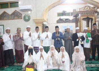 Wakil Gubernur Jambi Abdullah Sani bersama Bupati Batang Hari Muhammad Fadhil Arief dan tokoh masyarakat berfoto bersama usai pelaksanaan Safari Ramadan di Masjid Nurul Islam KM 05, Muara Bulian, Jumat (27/2/2026). (Dok. Agus - Kominfo)