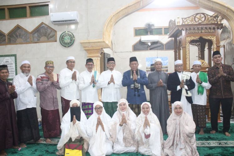 Wakil Gubernur Jambi Abdullah Sani bersama Bupati Batang Hari Muhammad Fadhil Arief dan tokoh masyarakat berfoto bersama usai pelaksanaan Safari Ramadan di Masjid Nurul Islam KM 05, Muara Bulian, Jumat (27/2/2026). (Dok. Agus - Kominfo)