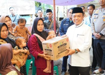 Gubernur Jambi Al Haris menyerahkan bantuan makanan tambahan bagi balita kepada warga saat Safari Ramadhan 1446 H di Dusun Sekeladi, Desa Batu Empang, Kecamatan Batang Asai, Kabupaten Sarolangun, Jumat (27/2/2026). (Dok. Erit)