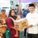 Gubernur Jambi Al Haris menyerahkan bantuan makanan tambahan bagi balita kepada warga saat Safari Ramadhan 1446 H di Dusun Sekeladi, Desa Batu Empang, Kecamatan Batang Asai, Kabupaten Sarolangun, Jumat (27/2/2026). (Dok. Erit)