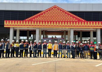 Manajemen PT Hutama Karya bersama Asosiasi Jalan Tol Indonesia (ATI) meninjau kesiapan layanan dan keselamatan jalur tol fungsional Palembang–Betung Seksi 1–2 di Sumatra Selatan, Jumat (27/2) (Dok. Humas HK)