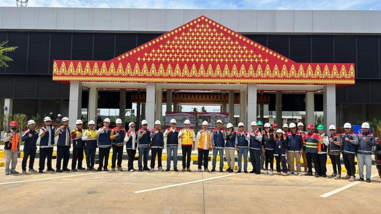 Manajemen PT Hutama Karya bersama Asosiasi Jalan Tol Indonesia (ATI) meninjau kesiapan layanan dan keselamatan jalur tol fungsional Palembang–Betung Seksi 1–2 di Sumatra Selatan, Jumat (27/2) (Dok. Humas HK)