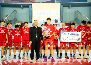 Tim basket putra SMK Unggul Sakti Jambi menerima trofi juara pada Final Honda DBL 2026 Seri Jambi di GOR Kota Jambi, Jumat (13/2/2026). (Dok. Stepanus)