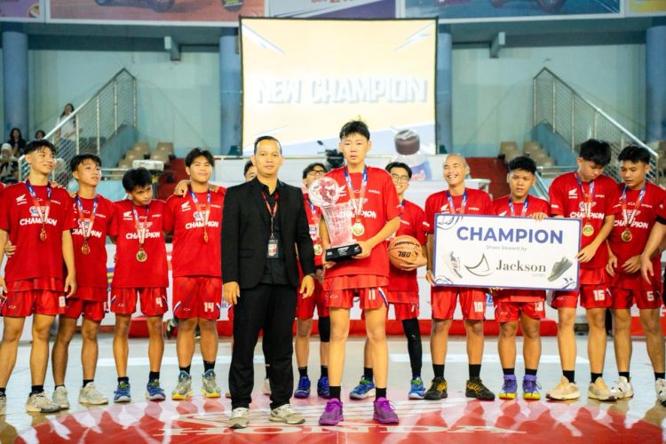 Tim basket putra SMK Unggul Sakti Jambi menerima trofi juara pada Final Honda DBL 2026 Seri Jambi di GOR Kota Jambi, Jumat (13/2/2026). (Dok. Stepanus)