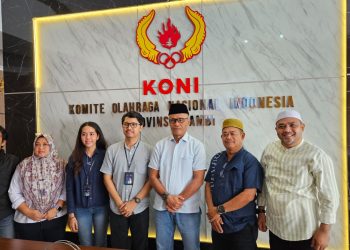 Pengurus KONI Provinsi Jambi dan perwakilan PT Asuransi Jasindo Cabang Jambi berfoto bersama usai membahas rencana program asuransi bagi atlet dan pelatih di Jambi, Sabtu (28/2/2026). (Dok. Stepanus)