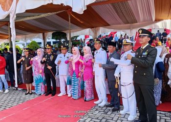 Bupati Mukomuko, Chairul Huda, memimpin upacara peringatan Hari Jadi ke-23 Kabupaten Mukomuko Tahun 2026 di halaman Kantor Bupati, Rabu (25/2/2026). (Foto:Dd)