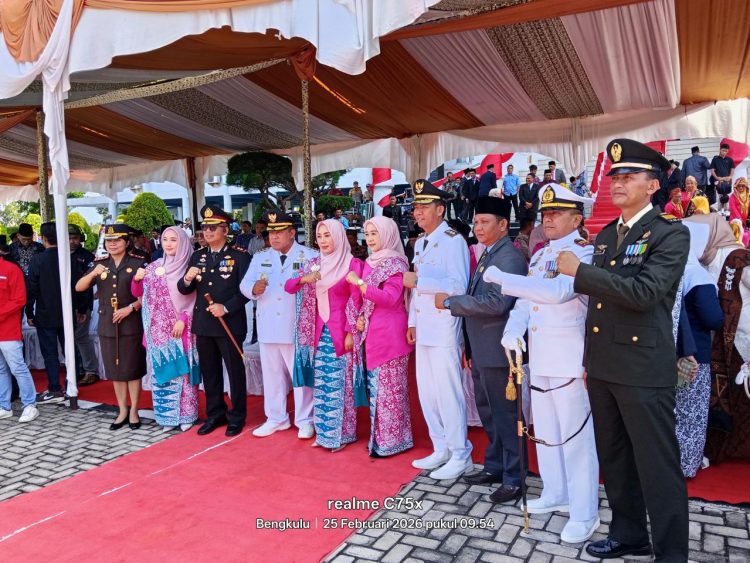 Bupati Mukomuko, Chairul Huda, memimpin upacara peringatan Hari Jadi ke-23 Kabupaten Mukomuko Tahun 2026 di halaman Kantor Bupati, Rabu (25/2/2026). (Foto:Dd)