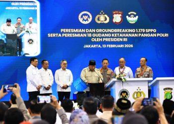 Presiden Republik Indonesia, Prabowo Subianto, menyerahkan Bintang Jasa kepada penggerak Program MBG Polri di Jakarta, Jumat (13/2/2026). (Dok/yola)