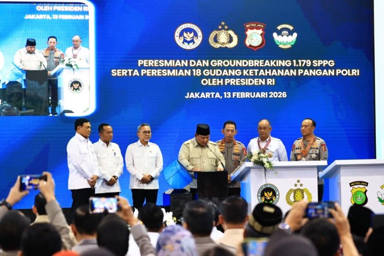 Presiden Republik Indonesia, Prabowo Subianto, menyerahkan Bintang Jasa kepada penggerak Program MBG Polri di Jakarta, Jumat (13/2/2026). (Dok/yola)