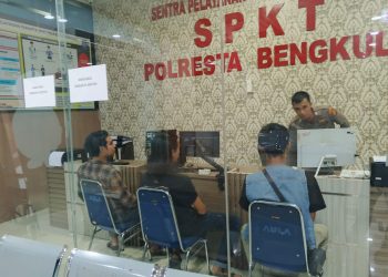 Ketua DPC GMNI Bengkulu, Restu Alam, & Ketua Umum HMI Cabang Bengkulu, Muhammad Bintang, membuat laporan di Polresta Bengkulu, Kamis (26/2/2026). (Dok/yola)