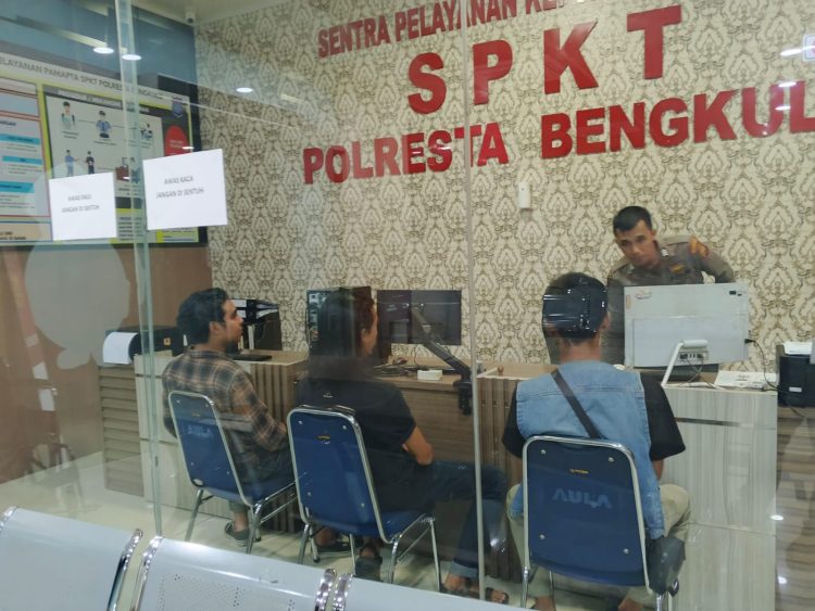 Ketua DPC GMNI Bengkulu, Restu Alam, & Ketua Umum HMI Cabang Bengkulu, Muhammad Bintang, membuat laporan di Polresta Bengkulu, Kamis (26/2/2026). (Dok/yola)