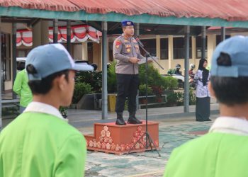 PJU Polda Bengkulu sebagai pembina upacara bendera di sekolah menengah di Kota Bengkulu, Senin (9/2/2026). (Dok/yola)