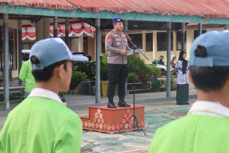 PJU Polda Bengkulu sebagai pembina upacara bendera di sekolah menengah di Kota Bengkulu, Senin (9/2/2026). (Dok/yola)