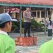 PJU Polda Bengkulu sebagai pembina upacara bendera di sekolah menengah di Kota Bengkulu, Senin (9/2/2026). (Dok/yola)