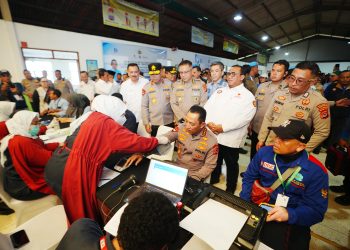 Kapolri Jenderal Listyo Sigit Prabowo ikut melaksanakan donor darah HUT KSPSI di Lapangan PT. Victory Ching Luh Indonesia, Tangerang, Banten, Senin (16/2/2026). (Dok/yola)