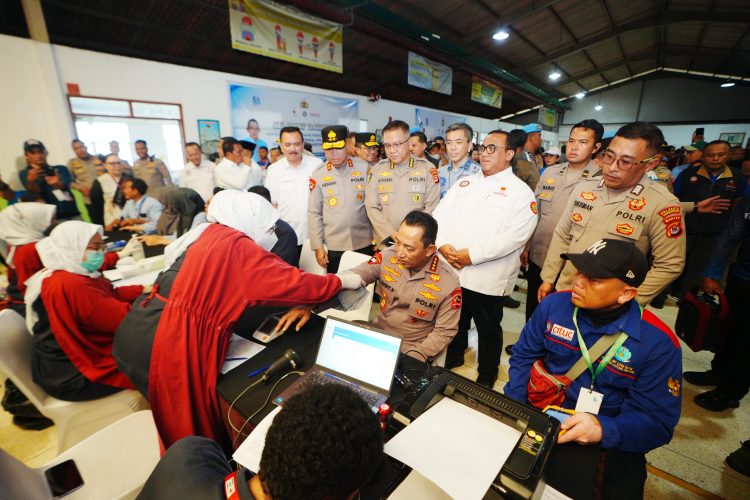 Kapolri Jenderal Listyo Sigit Prabowo ikut melaksanakan donor darah HUT KSPSI di Lapangan PT. Victory Ching Luh Indonesia, Tangerang, Banten, Senin (16/2/2026). (Dok/yola)