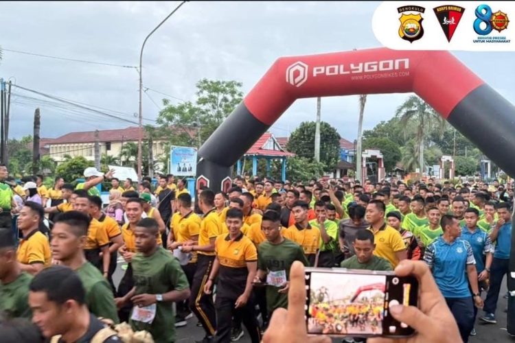 Personel Brimob Polda Bengkulu turut ikuti kegiatan Fun Run HUT Korem yang digelar di Kota Bengkulu, Sabtu (14/2/2026). (Dok/yola)