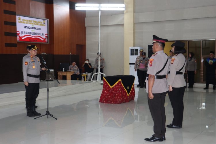 AKP Ayu Semar Sari Kuraisin, S.Tr.K., S.I.K., M.H dilantik sebagai Kapolsek Ratu Agung dalam upacara sertijab yang digelar di Gedung Endha Dharmalaksamana Mapolresta Bengkulu, Rabu (18/2/2026). (Dok/yola)