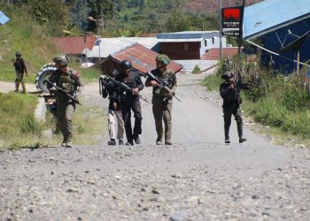 Pengamanan dilakukan pada Senin (02/02/2026) di bawah pimpinan AKP Syahril Arditya, S.Tr.K., S.I.K. Personel Operasi Damai Cartenz melaksanakan sterilisasi area bandara. (Dok/Yola)