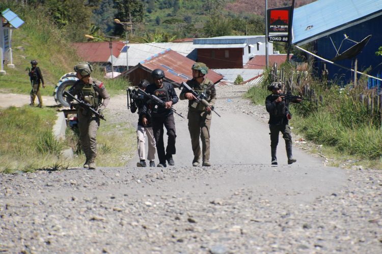 Pengamanan dilakukan pada Senin (02/02/2026) di bawah pimpinan AKP Syahril Arditya, S.Tr.K., S.I.K. Personel Operasi Damai Cartenz melaksanakan sterilisasi area bandara. (Dok/Yola)