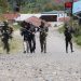 Pengamanan dilakukan pada Senin (02/02/2026) di bawah pimpinan AKP Syahril Arditya, S.Tr.K., S.I.K. Personel Operasi Damai Cartenz melaksanakan sterilisasi area bandara. (Dok/Yola)