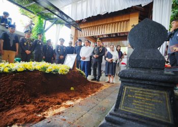 Kapolri Jenderal Listyo Sigit Prabowo menghadiri prosesi pemakaman Meriyati Hoegeng atau Eyang Meri. (Dok/yola)