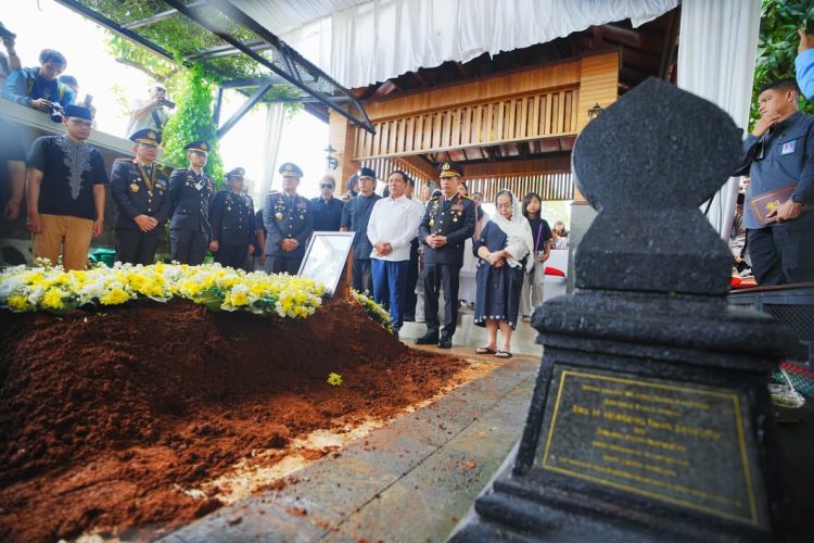 Kapolri Jenderal Listyo Sigit Prabowo menghadiri prosesi pemakaman Meriyati Hoegeng atau Eyang Meri. (Dok/yola)