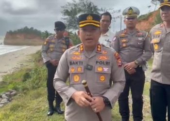 Kapolres Bengkulu Utara AKBP Bakti Kautsar Ali, melaksanakan pengecekan langsung terhadap sejumlah titik rawan abrasi di sepanjang Jalan Lintas Barat Sumatra, khususnya di kawasan pesisir, Selasa (17/2/2026). (Dok:yola)