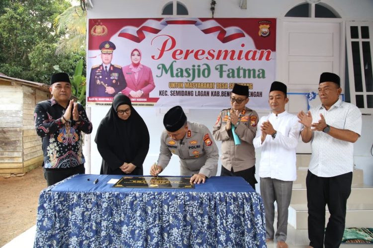 Kapolda Bengkulu Irjen Pol Mardiyono, meresmikan Masjid Fatma di Desa Semidang, Kabupaten Bengkulu Tengah, Selasa (17/2/2026). (Dok/yola)