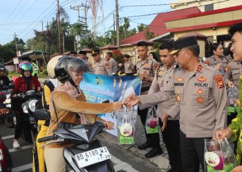 Kapolda Polda Bengkulu, Mardiyono,  membagikan takjil gratis kepada masyarakat yang melintas di depan Mako, Jumat (27/2/2026). (Dok/yola)