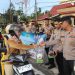 Kapolda Polda Bengkulu, Mardiyono,  membagikan takjil gratis kepada masyarakat yang melintas di depan Mako, Jumat (27/2/2026). (Dok/yola)