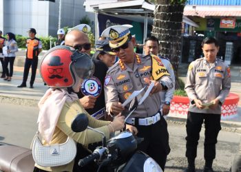 Kegiatan tersebut diwujudkan melalui pembagian stiker keselamatan berkendara di Simpang Lima Kota Bengkulu dan sejumlah titik strategis lainnya, Selasa (10/2/2026). (Dok/Yl)
