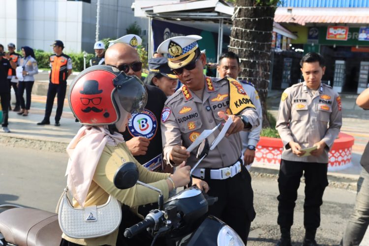 Kegiatan tersebut diwujudkan melalui pembagian stiker keselamatan berkendara di Simpang Lima Kota Bengkulu dan sejumlah titik strategis lainnya, Selasa (10/2/2026). (Dok/Yl)