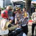 Kegiatan tersebut diwujudkan melalui pembagian stiker keselamatan berkendara di Simpang Lima Kota Bengkulu dan sejumlah titik strategis lainnya, Selasa (10/2/2026). (Dok/Yl)