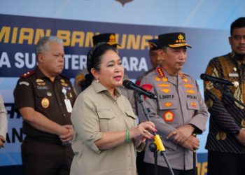 Ketua Komisi IV DPR, Titek Soeharto menghadiri pelepasan bantuan kemanusiaan Polri sebanyak 22 kontainer untuk didistribusikan kepada korban bencana alam, Sabtu (14/2/2026). (Dok/yola)