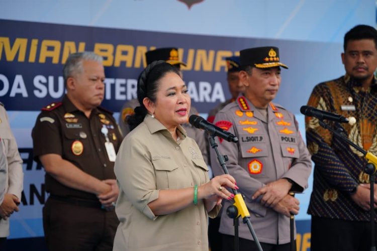 Ketua Komisi IV DPR, Titek Soeharto menghadiri pelepasan bantuan kemanusiaan Polri sebanyak 22 kontainer untuk didistribusikan kepada korban bencana alam, Sabtu (14/2/2026). (Dok/yola)