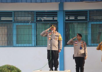 Wakapolda Bengkulu, Brigjen Pol. Dicky Sondani S.I.K., M.H., menjadi Pembina Upacara Bendera di SMAN 2 Kota Bengkulu, Senin (2/2/2026). (Dok/yola)