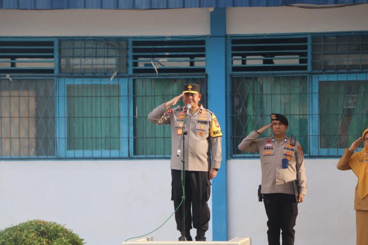 Wakapolda Bengkulu, Brigjen Pol. Dicky Sondani S.I.K., M.H., menjadi Pembina Upacara Bendera di SMAN 2 Kota Bengkulu, Senin (2/2/2026). (Dok/yola)